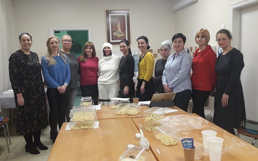 Еврейские мамы Киева прошли мастер-класс по приготовлению «ушей Амана»